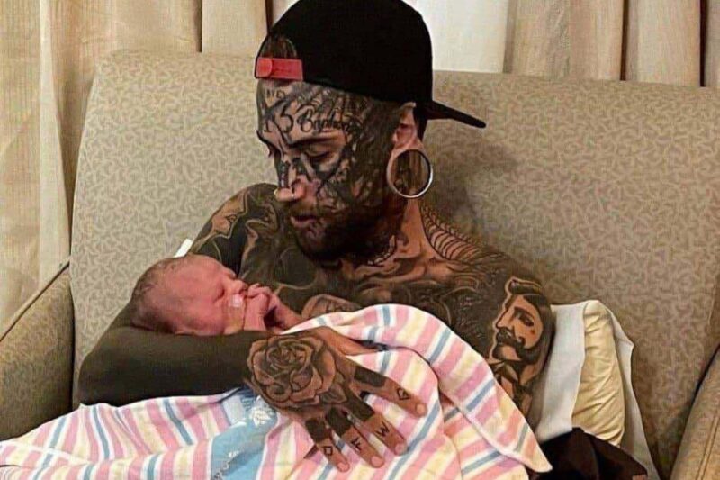 Dad whose body is completely covered in tattoos undergoes transformation for the sake of his daughter